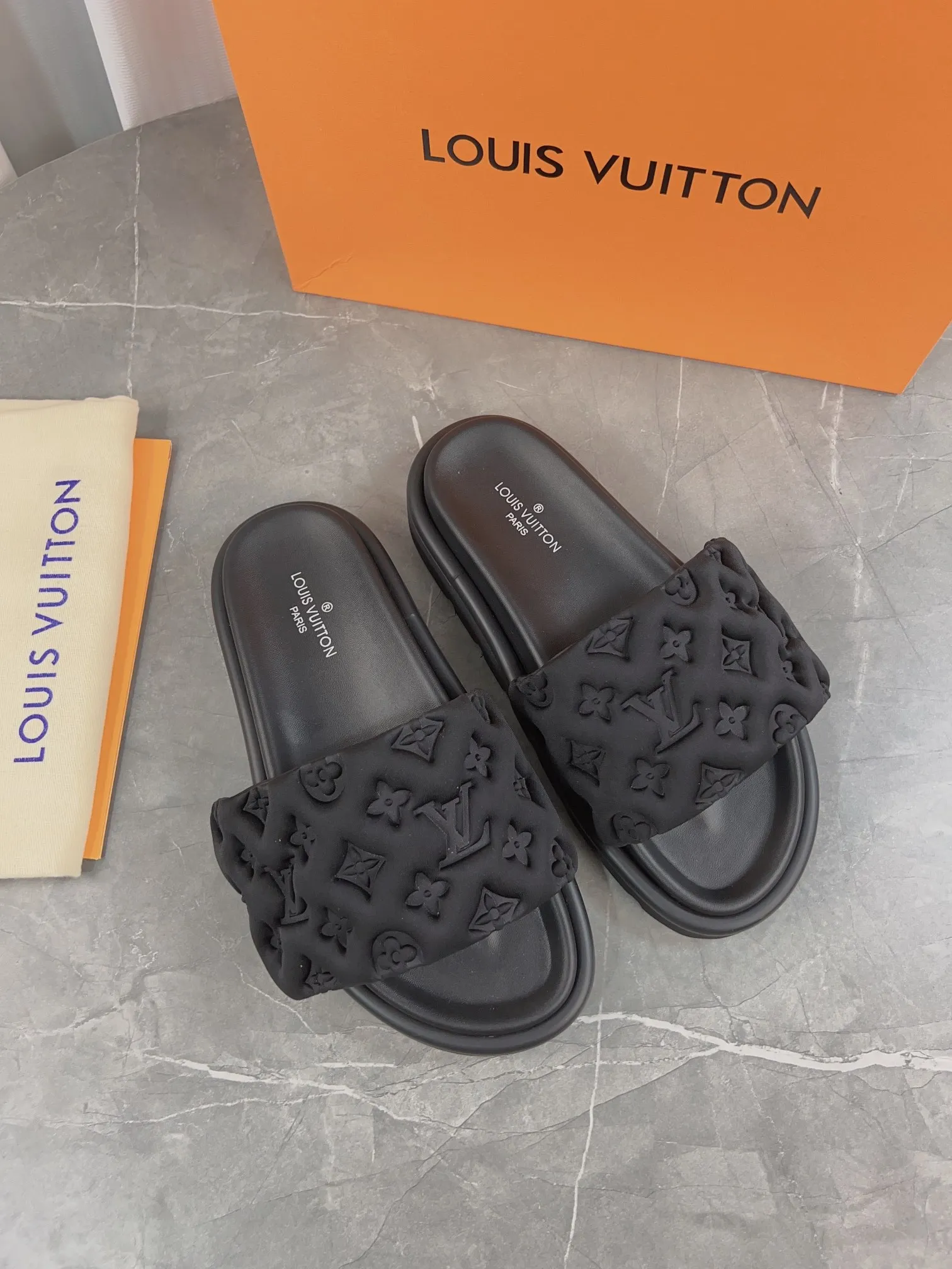 👟👟Ex-factory price 360👟👟 Women's Shoes Women's Clothing LV Donkey Brand L Home 2023 Hot Style Embossed Logo Embossed Sandals This Pool Pillow Comfort flat sandals are made of technical fabrics and use high-frequency embossing technology to reinterpret the Monogram pattern. Soft padded upper with adjustable Velcro, comfortable and tough insole adds harmonious color ▪️Fabric: Original customized technical fabric ▪️Lining: soft sheepskin lining ▪️Sole: Original open-molded rubber foam outsole Color: sky blue. Yellow. Black ▪️Size: 35-45